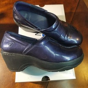 Rare Metallic Blue Nurse Mates Bryar clogs sz 8M